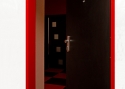 ADLO - Sikkerhedsdør TEDUO, glat sort design, karme i rød RAL 3020