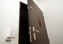 ADLO - Sikkerhedsdør TEDUO, matchende farver på beslag, dør-vagt og dørspion 